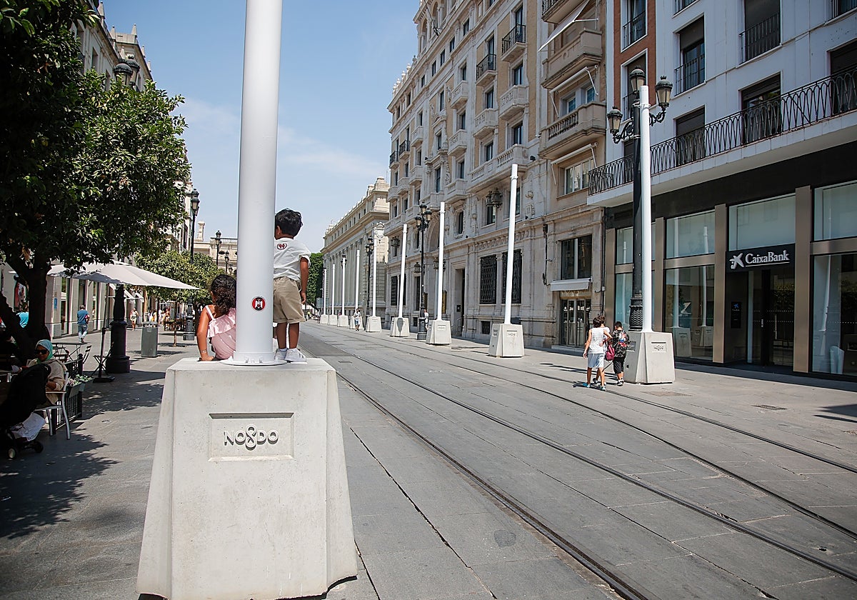 Los soportes de los toldos a la espera de las velas, que se colocan a partir de este sábado