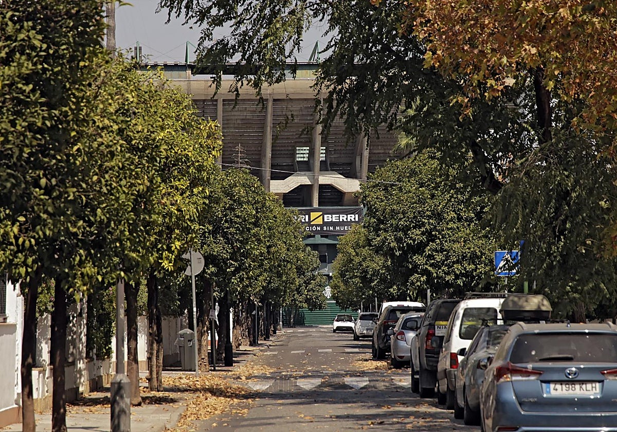 La calle Ebro, en el barrio de Heliópolis, con el Benito Villamarín de fondo