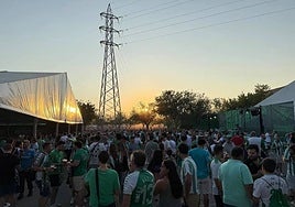 La 'fan zone' de la Cartuja se queda corta en el estreno del Betis por la falta de oferta de servicios
