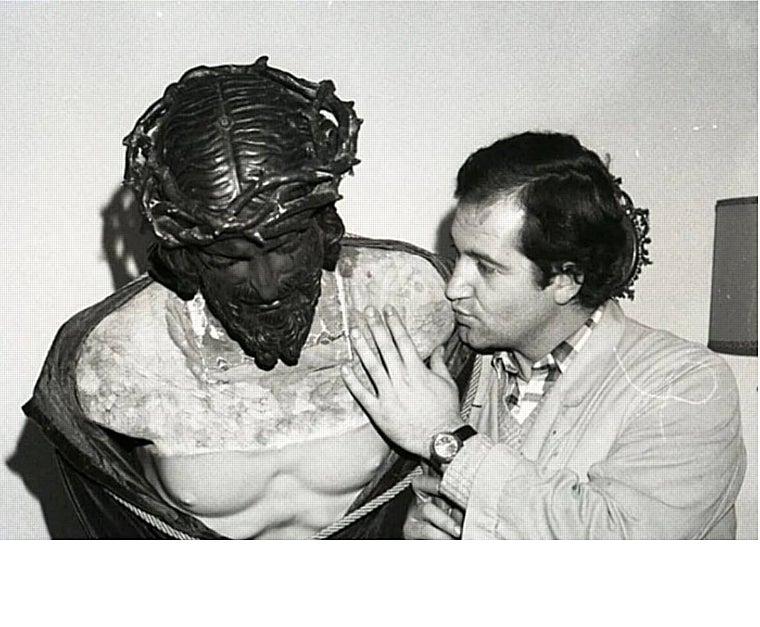 Luis Ánvarez Duarte da un beso al Señor de la Salud en una de sus dos intervenciones