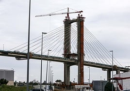Nuevos cortes en el puente del Centenario de Sevilla desde el miércoles por las obras de los tirantes