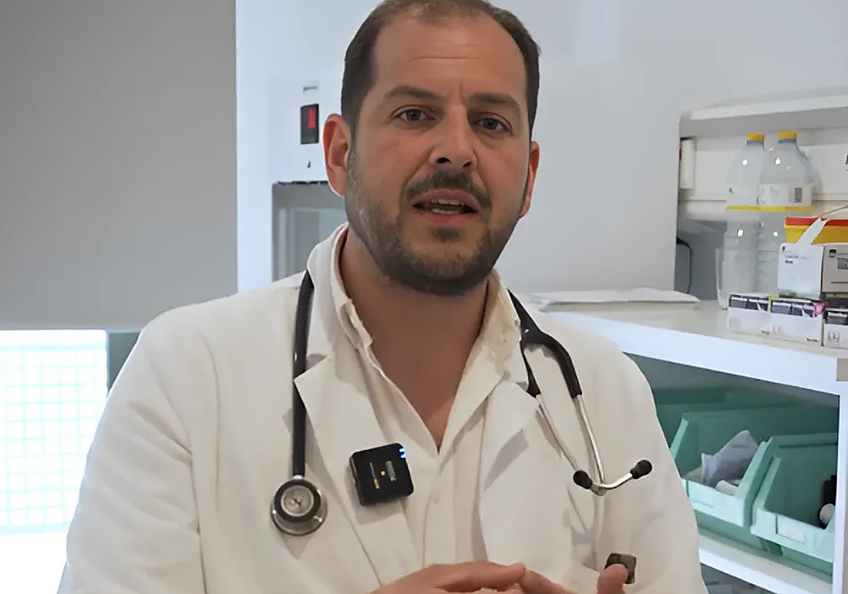 El doctor José Manuel Gallardo hablando sobre el tabaco