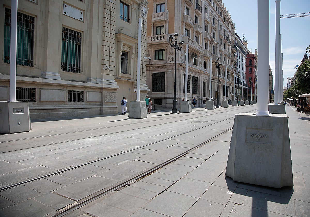 El tramo de la Avenida junto al Banco de España sigue esperando los toldos