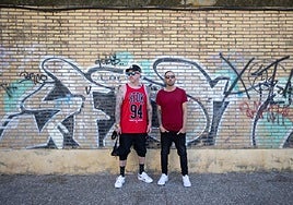 La brigada antigrafitti borra el grafiti de SFDK, pero el Ayuntamiento se ofrece a pintarles otro