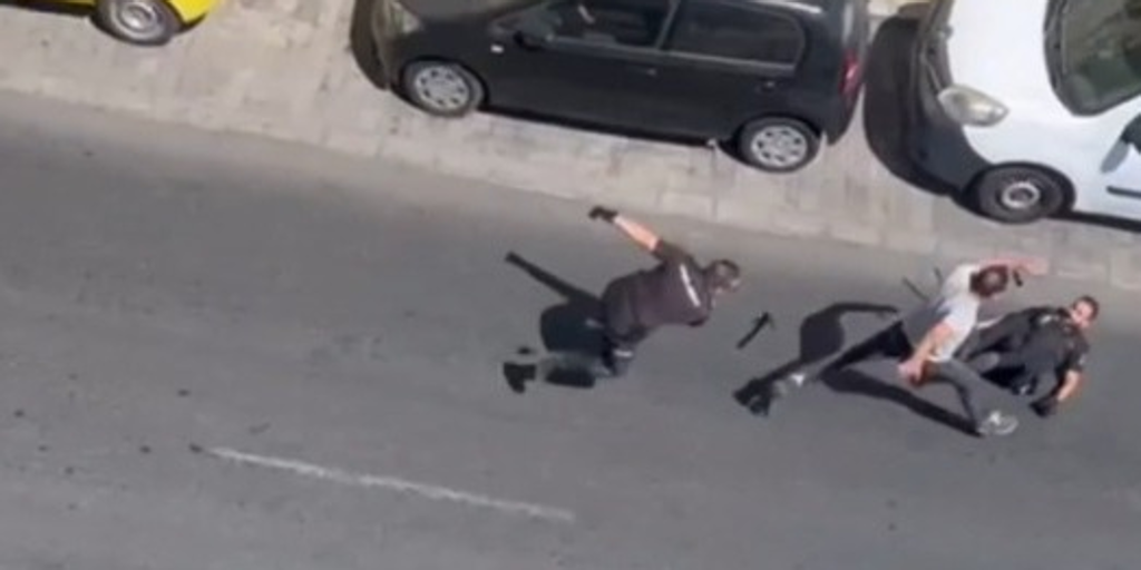 En vídeo: Así detuvo la Policía Nacional en Alcalá a un hombre que intentó agredir a los agentes