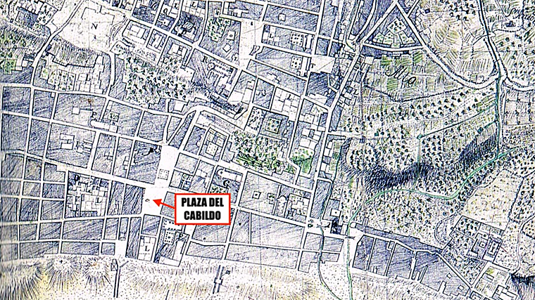 Detalle de un plano de la ciudad de Sanlúcar de Barrameda en 1725, donde se aprecia la antigua línea de costa y dos pantalanes que llegaban hasta el mar junto a la Plaza del Cabildo, que se señala en el mapa. Plano del Ministerio de Defensa de España.