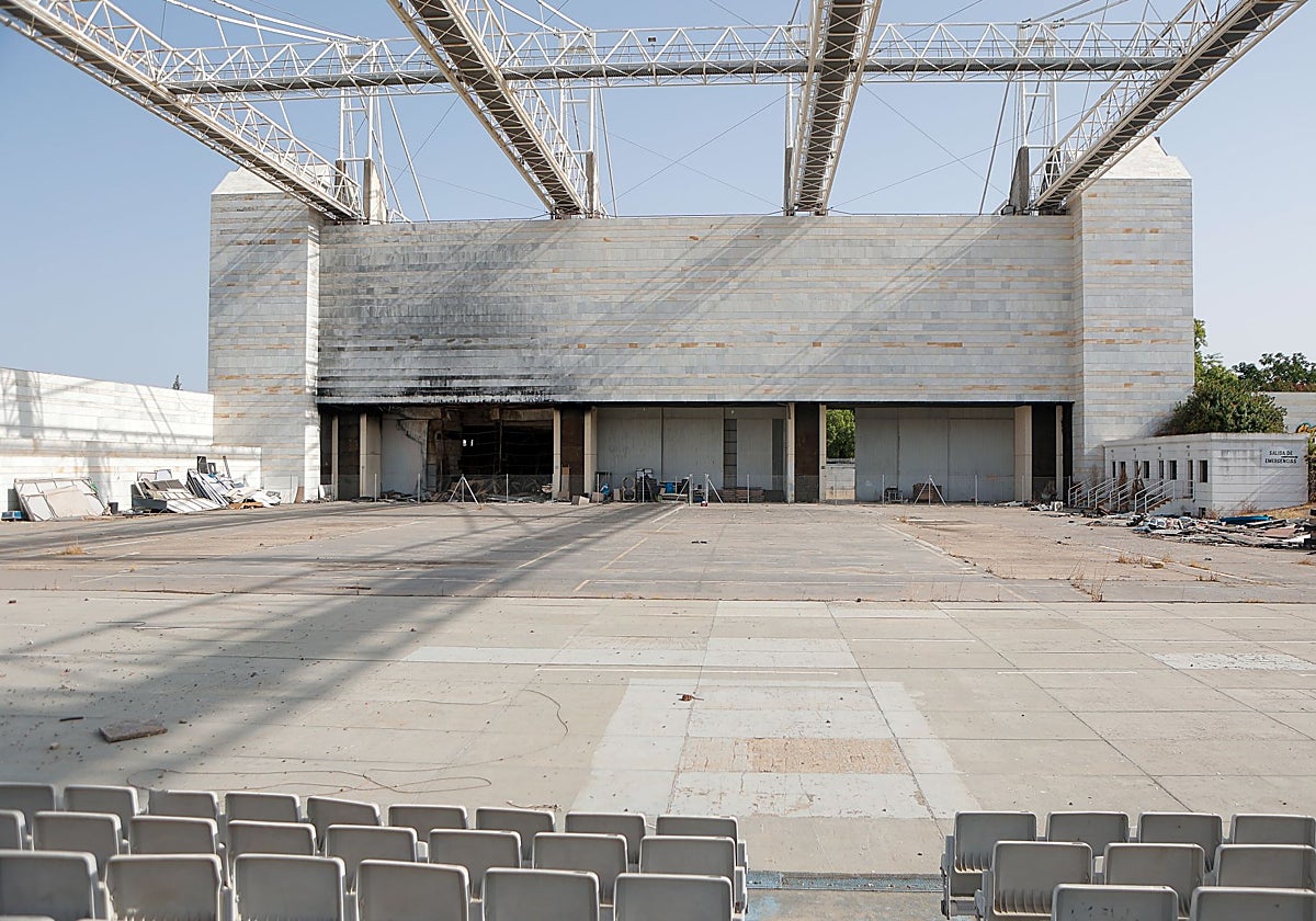 El auditorio de la Cartuja aún con señales del incendio