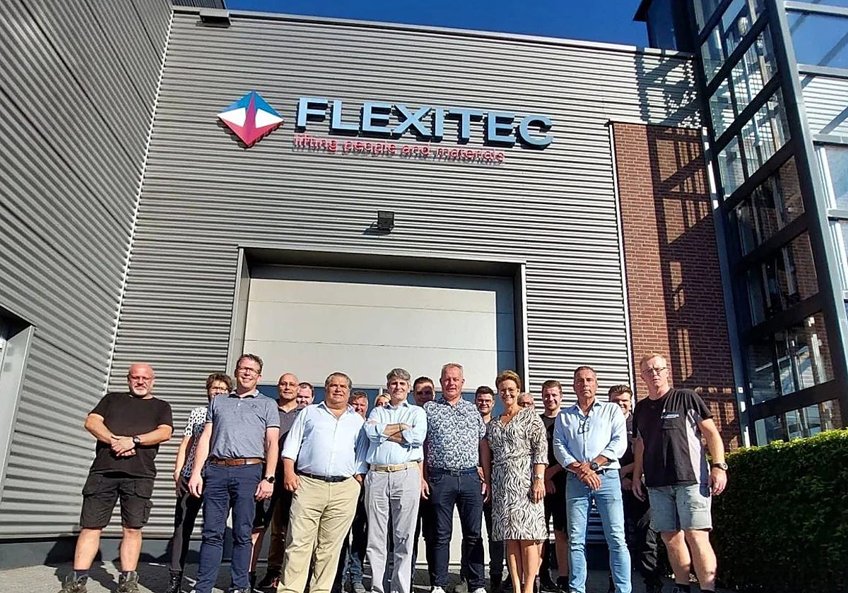 Foto de familia en la puerta de la compañía Hidral