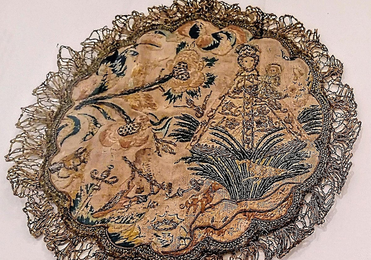 Paño bordado con la invocación del Santo Rey Fernando a la Virgen de Valme