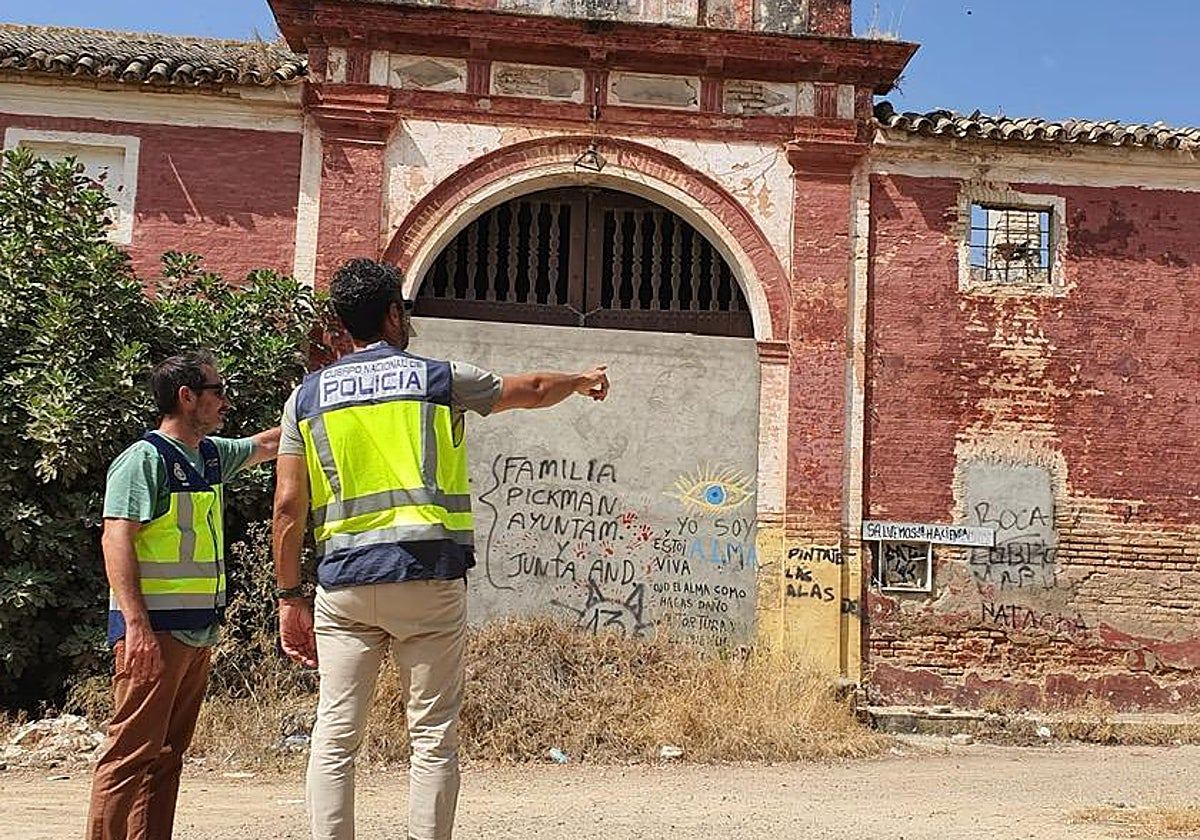 Agentes de la Policía Nacional en las inmediaciones de la Hacienda Ibarburu en Dos Hermanas