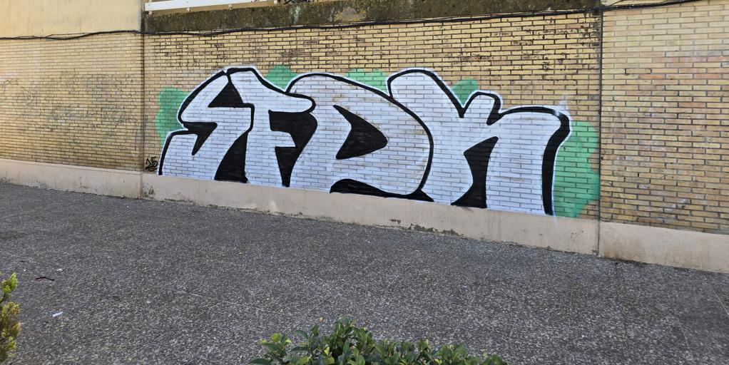 Vuelven a pintar el grafiti de SFDK que eliminó el Ayuntamiento de Sevilla en Pino Montano