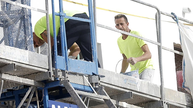 Dos albañiles, en la jornada laboral del pasado viernes
