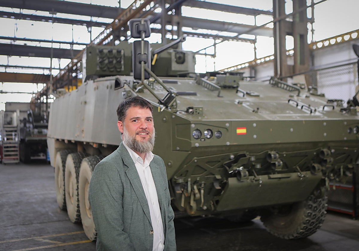 Plácido Puentedura en la nave de puesta a punto de los vehículos blindados de Santa Bárbara Sistemas