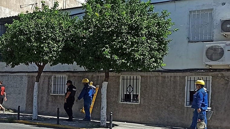 Un agente acompaña a los operarios