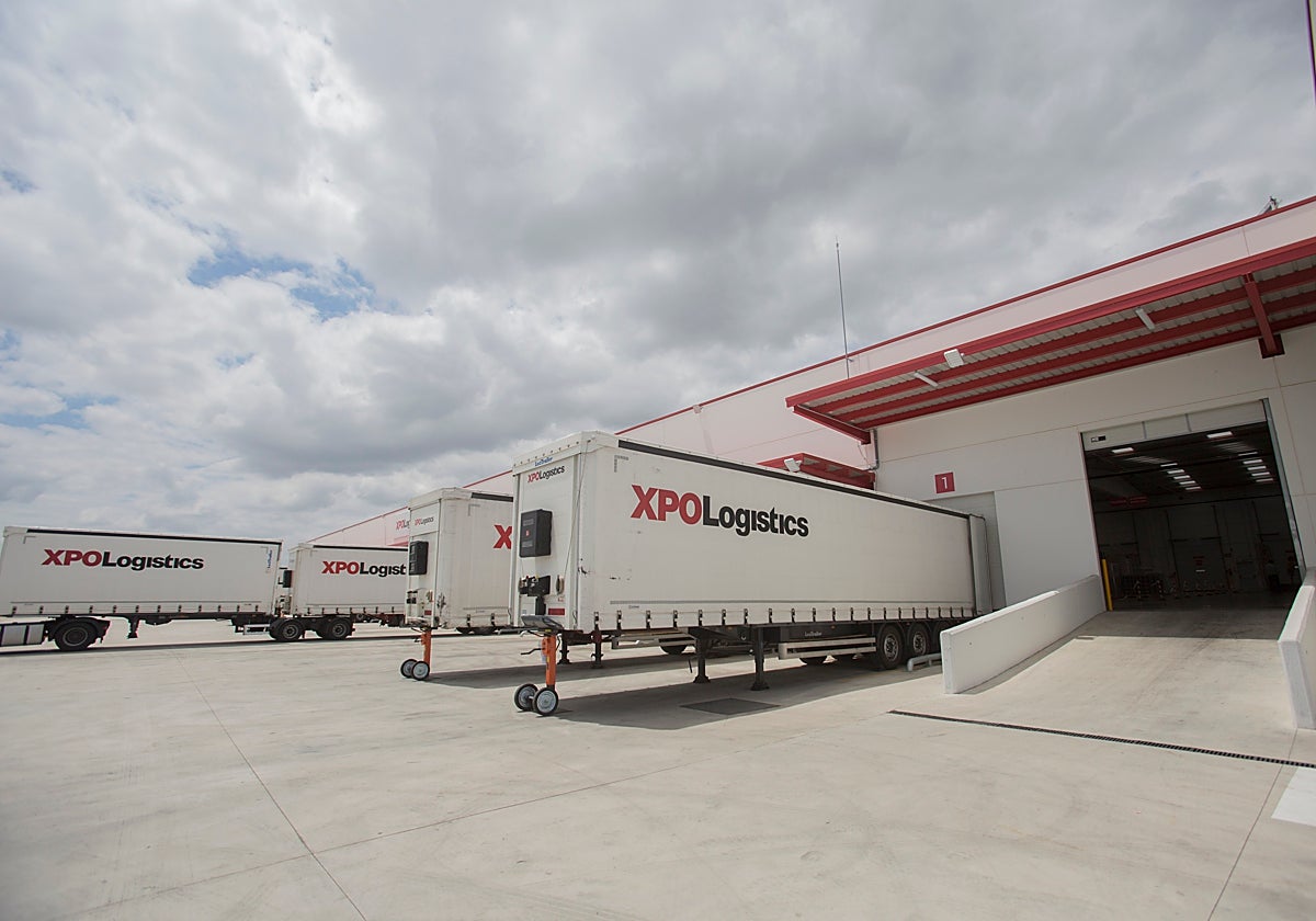 Una de las naves logísticas situadas en el puerto de Sevilla