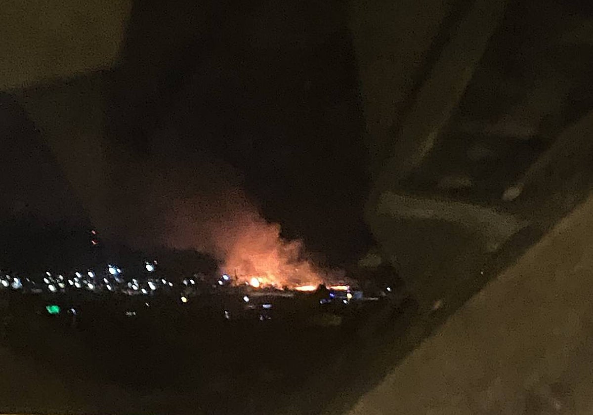 Incendio ocurrido en la medianoche de este jueves en la A-49 entre Camas, Tomares y Castilleja de la Cuesta