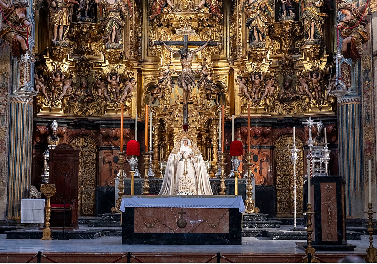 El Cristo del Amor y la Virgen del Socorro en el retablo mayor del Salvador