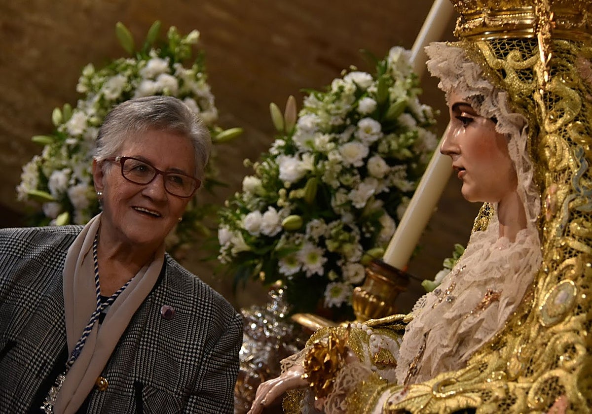 Esperanza González Benítez junto a la Virgen de la Aurora