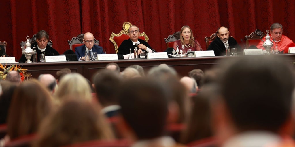 El rector de la US avisa de "atraco" con la LOSU y pide respetar las universidades públicas en su último discurso de apertura