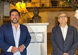 Lora del Río dedica un busto a Rogelio Reyes Cano, Hijo Predilecto de la Villa