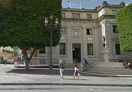 Urbanismo exige al Banco de España que retire la rampa de acceso de la Plaza de San Francisco