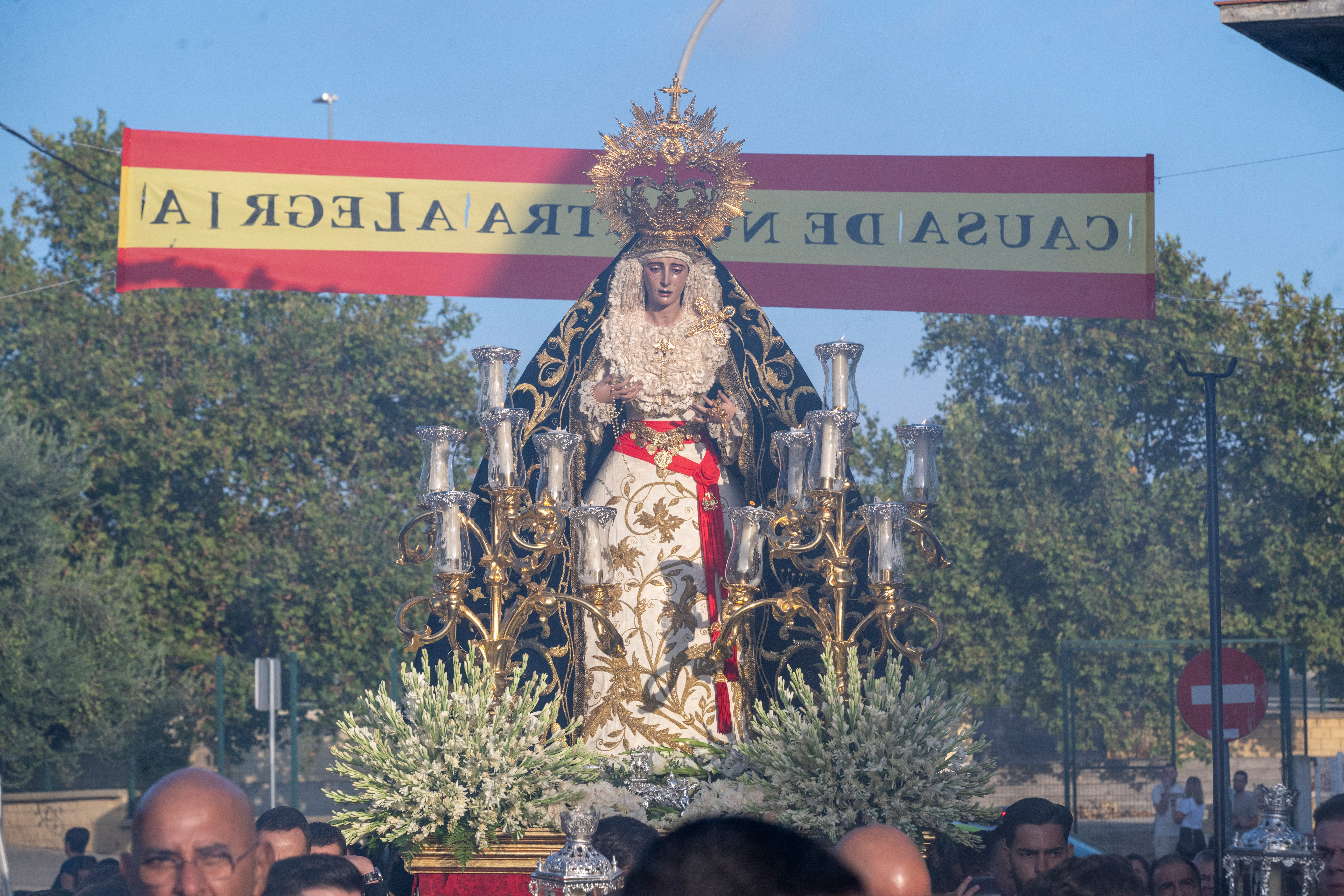 El rosario de la aurora de la Virgen de los Dolores del Cerro, en imágenes