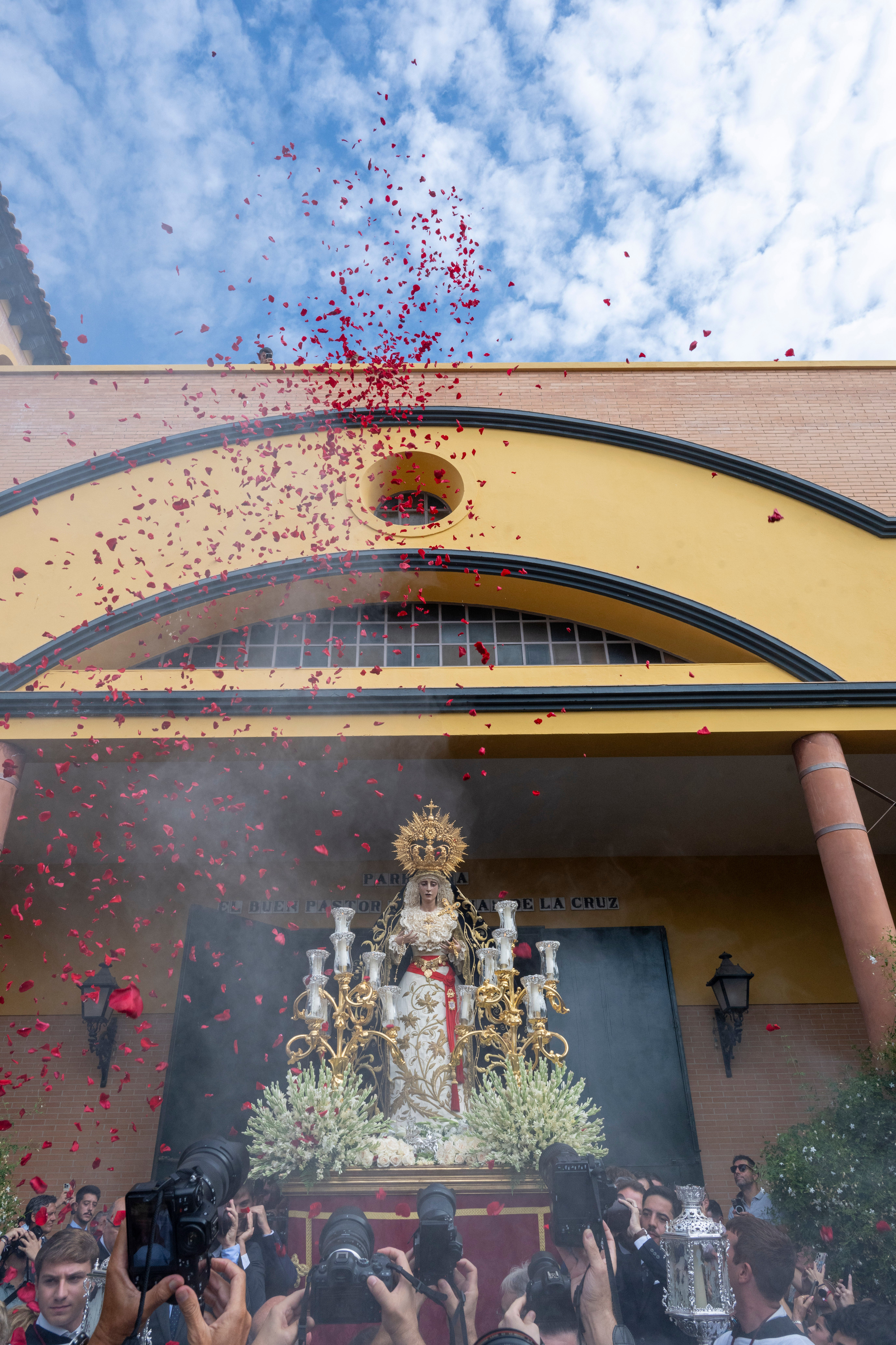 El rosario de la aurora de la Virgen de los Dolores del Cerro, en imágenes