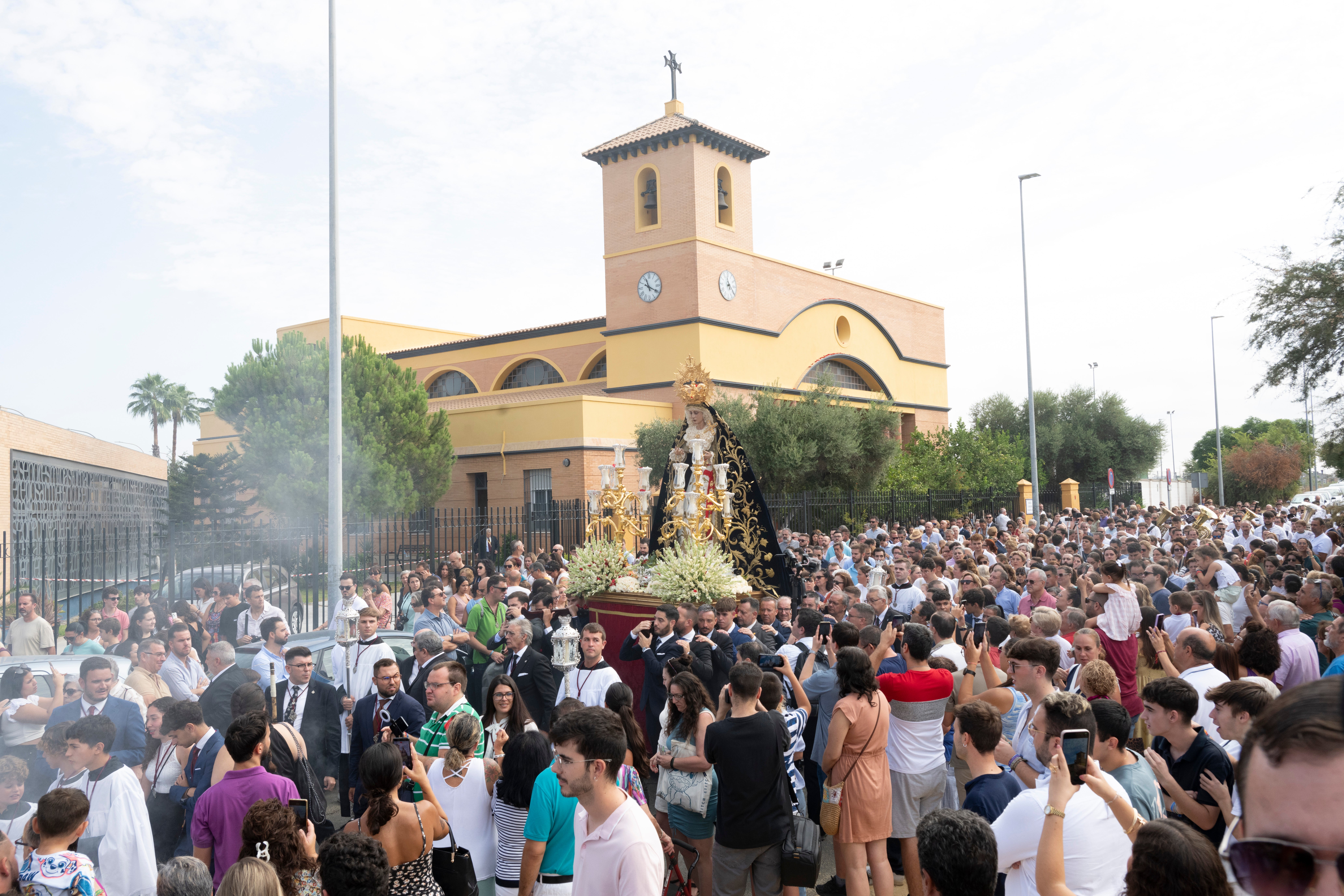 El rosario de la aurora de la Virgen de los Dolores del Cerro, en imágenes