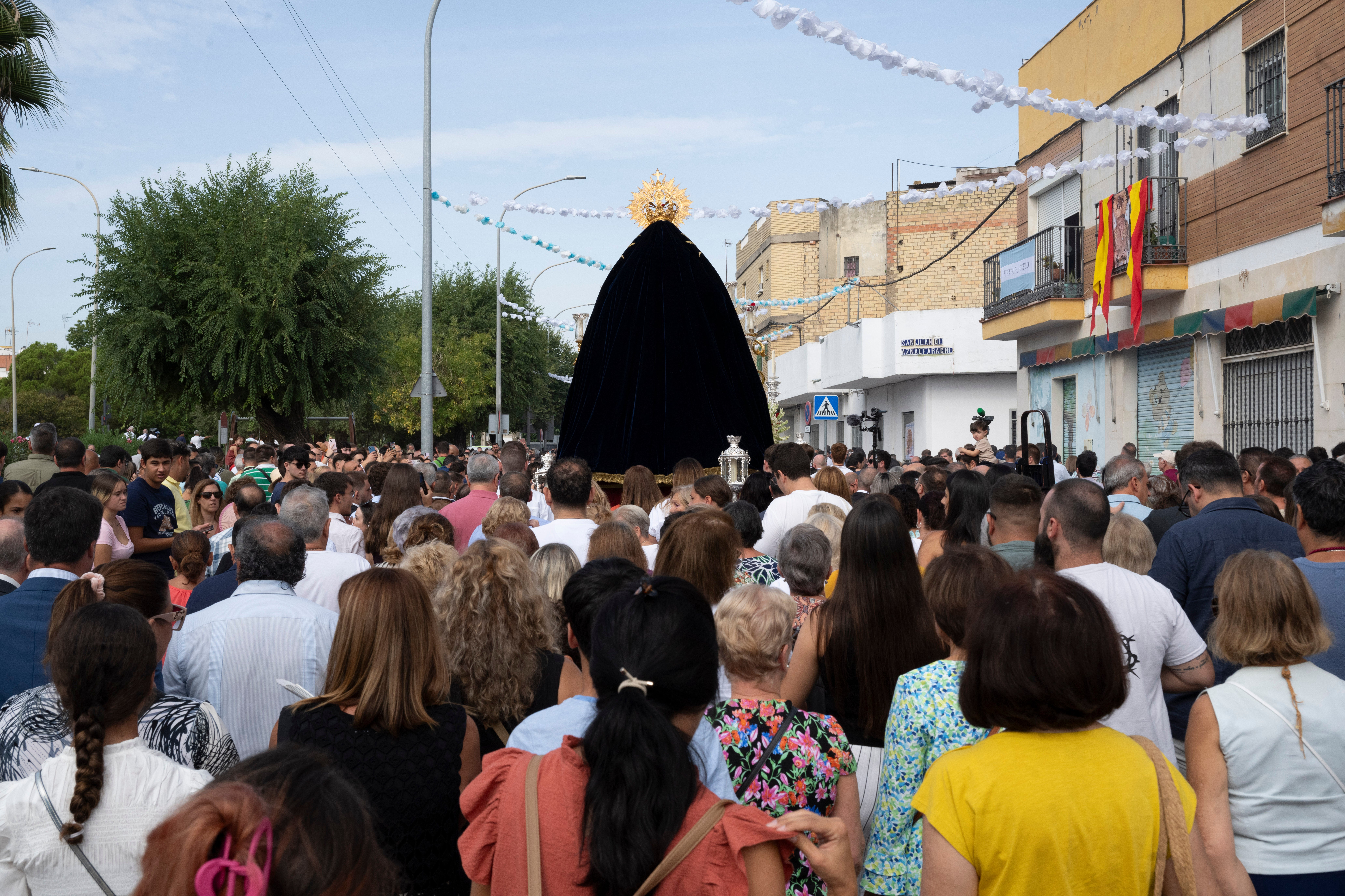 El rosario de la aurora de la Virgen de los Dolores del Cerro, en imágenes