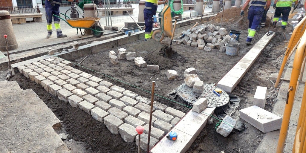 Solo se fabrica en Sevilla y tiene más de 100 años: esta es la piedra única que se usa en las calles del centro