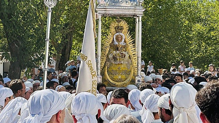 La Virgen de Setefilla rodeada de una masa de loreños