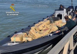 Una narcolancha intervenida en el río Guadalquivir