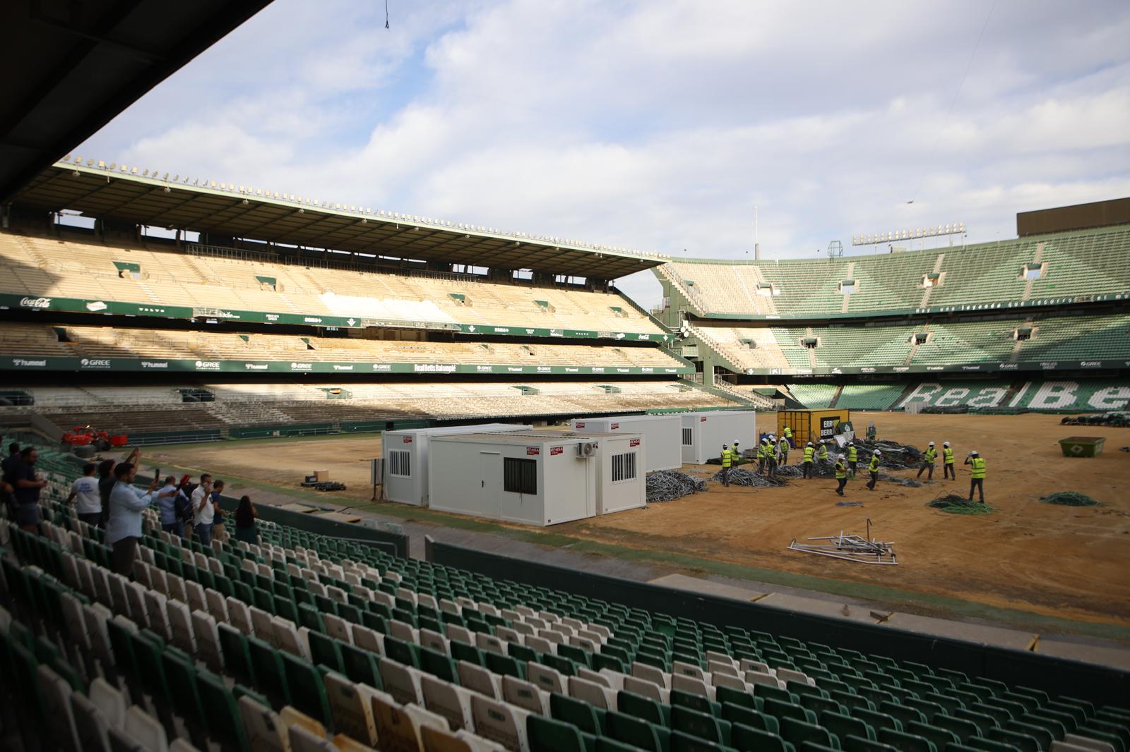 La demolición de la grada de preferencia del Benito Villamarín, en imágenes