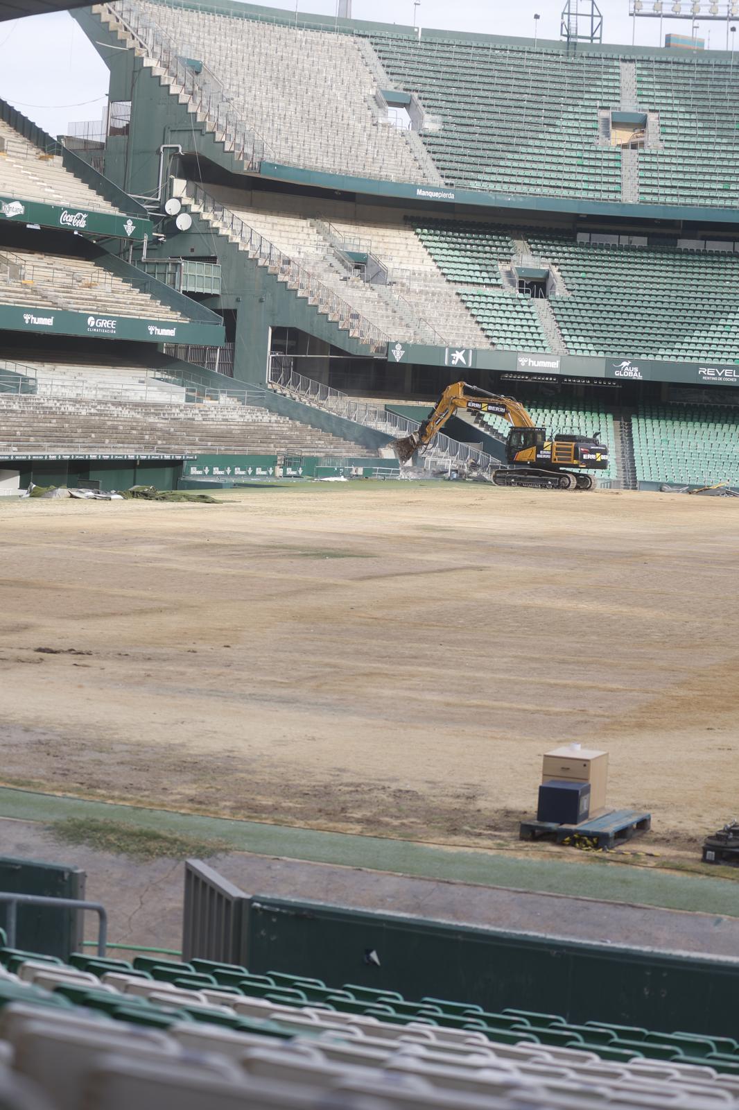 La demolición de la grada de preferencia del Benito Villamarín, en imágenes
