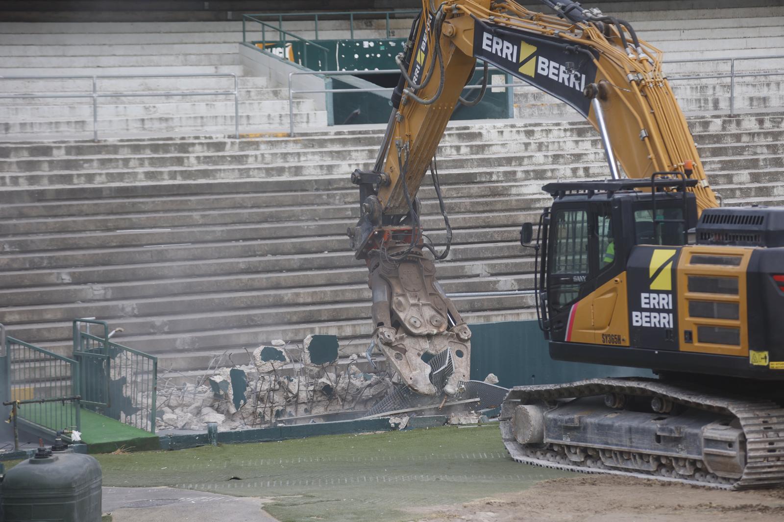 La demolición de la grada de preferencia del Benito Villamarín, en imágenes