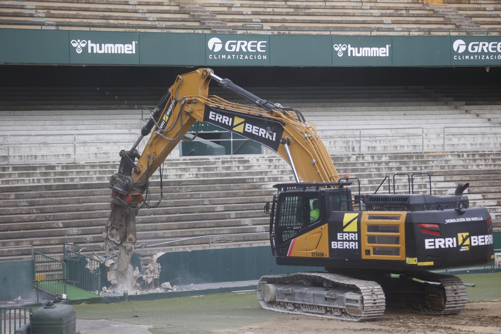 La demolición de la grada de preferencia del Benito Villamarín, en imágenes