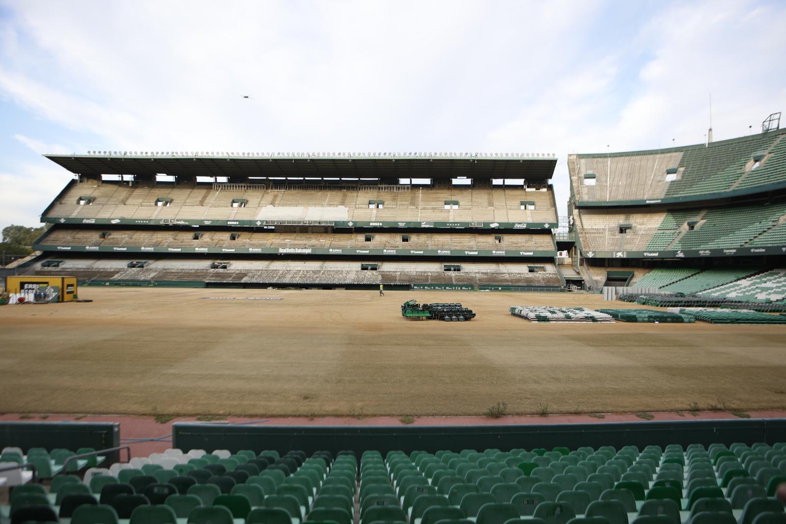 La demolición de la grada de preferencia del Benito Villamarín, en imágenes