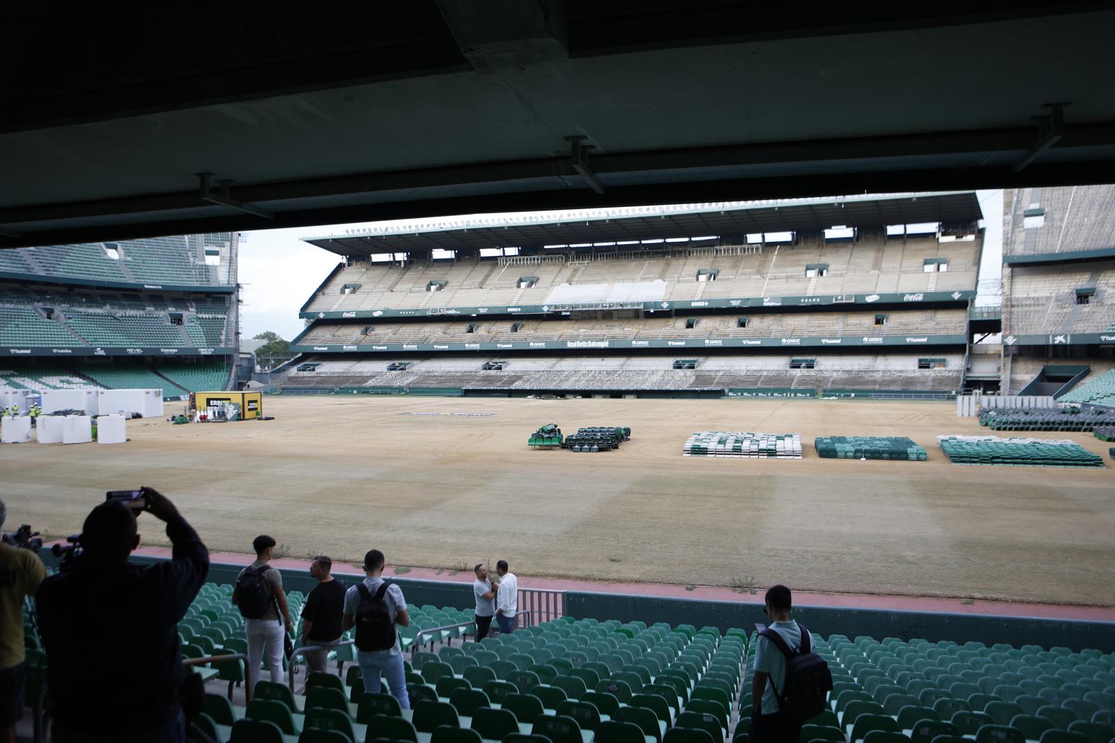 La demolición de la grada de preferencia del Benito Villamarín, en imágenes