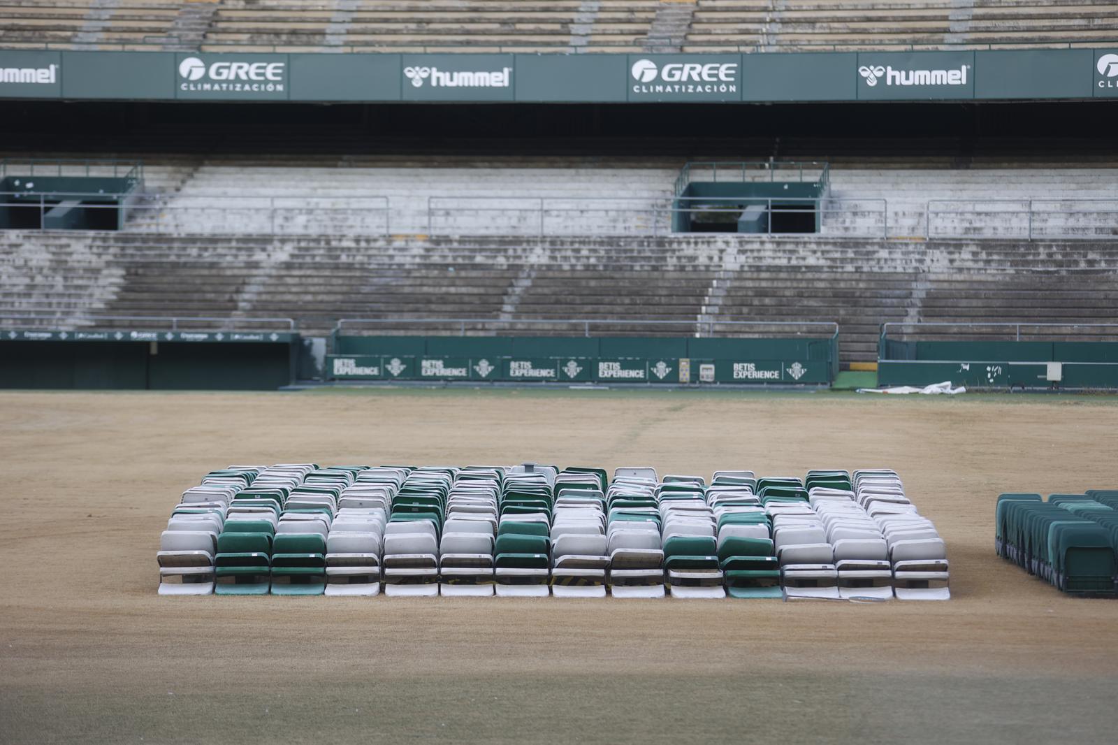 La demolición de la grada de preferencia del Benito Villamarín, en imágenes