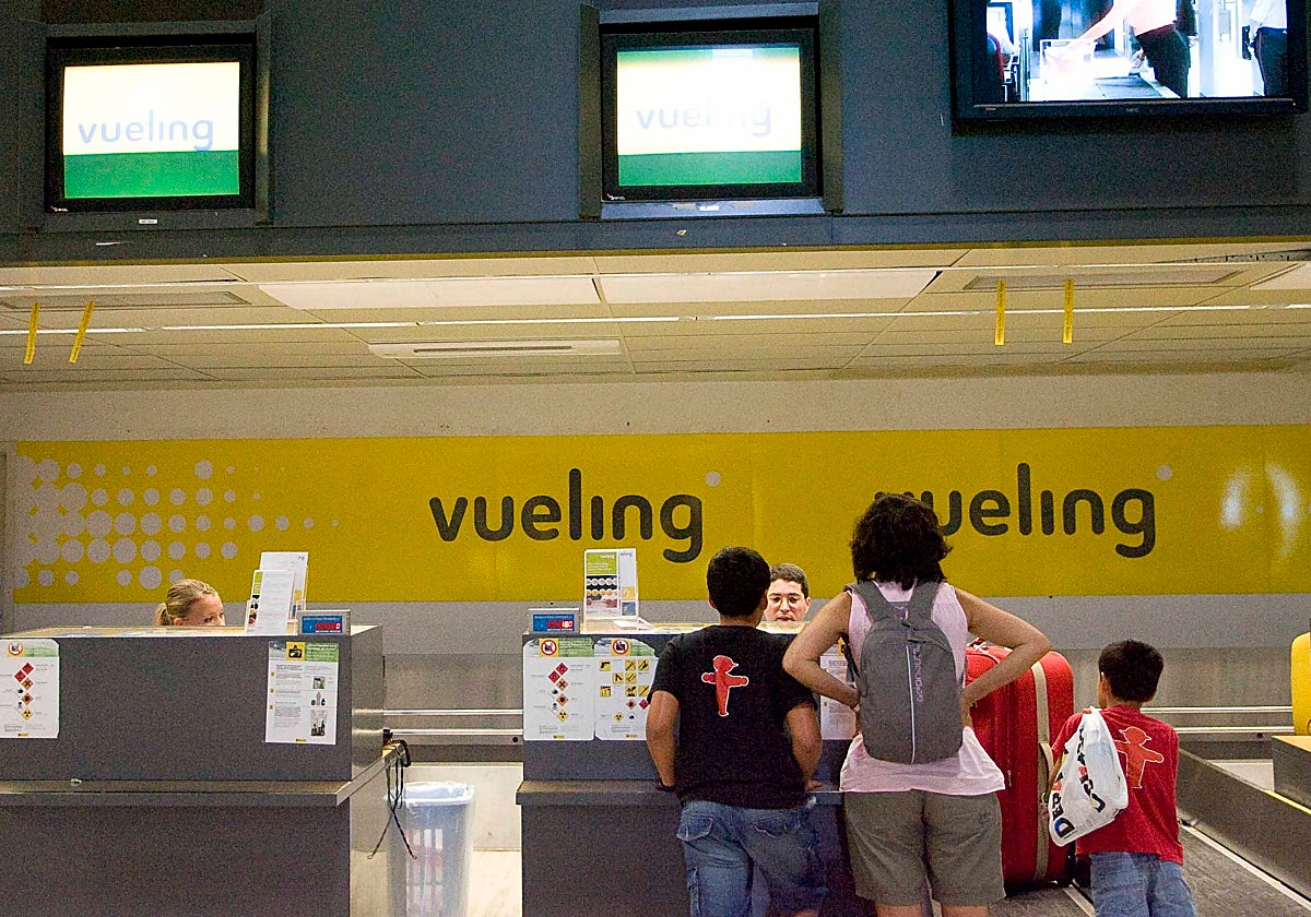 Mostradores de facturación de Vueling en el aeropuerto de Sevilla