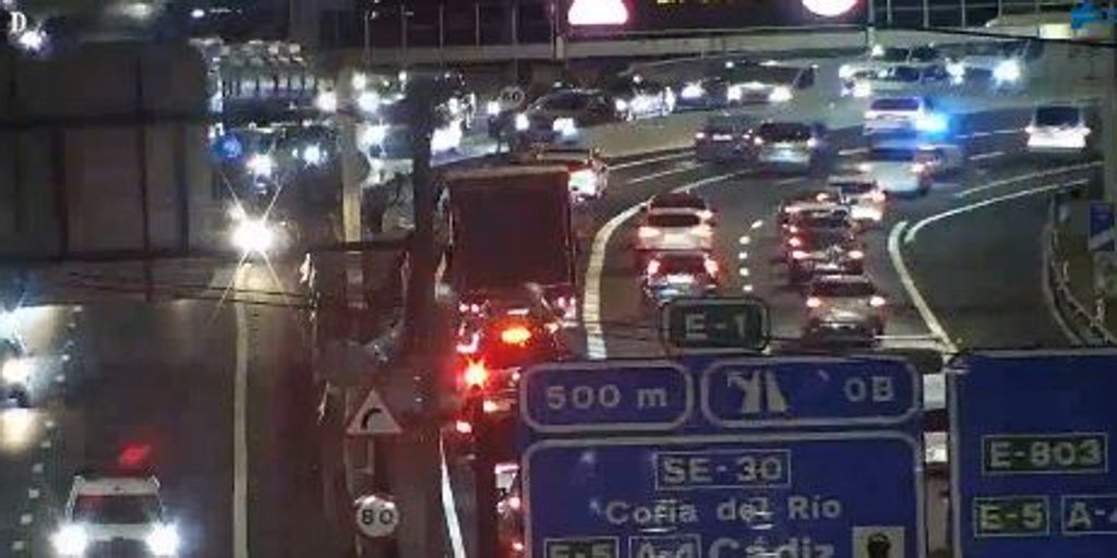 Un accidente dificulta la salida de Sevilla por la A-49 en Camas