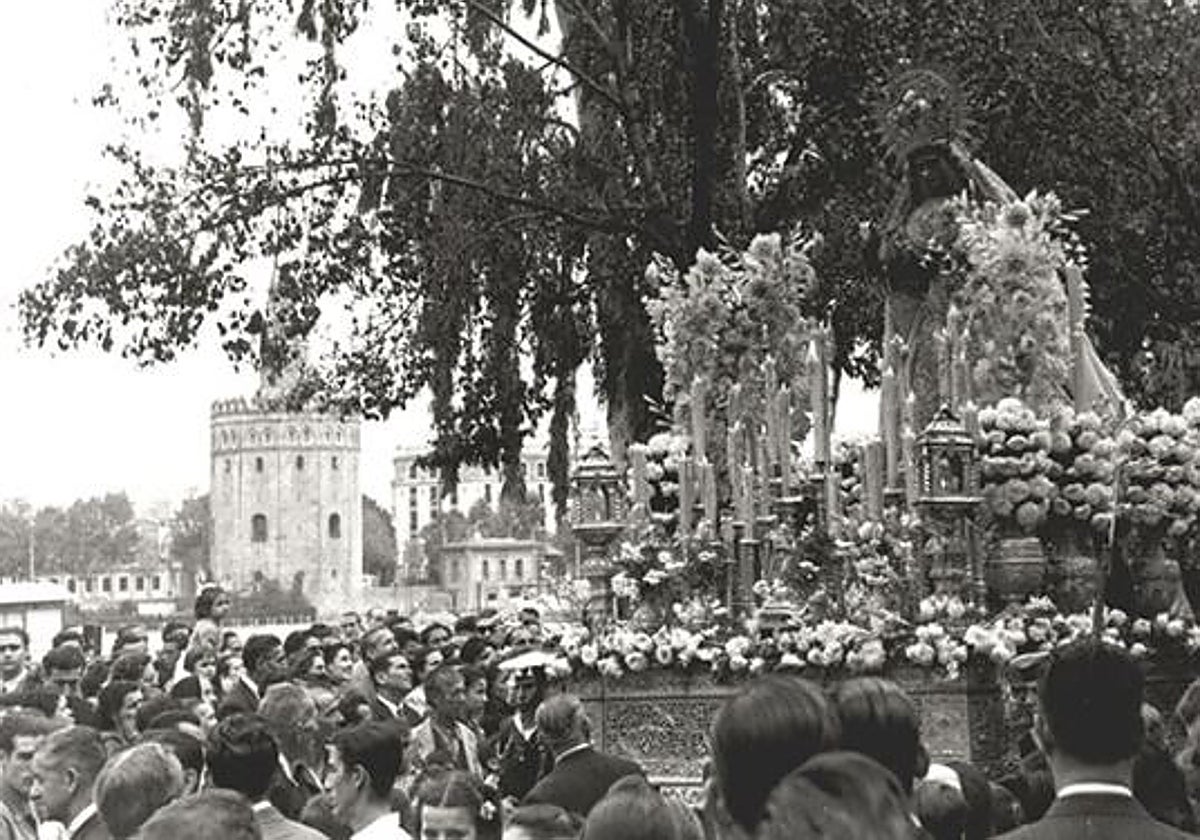 La Esperanza de Triana por la calle Betis en 1950