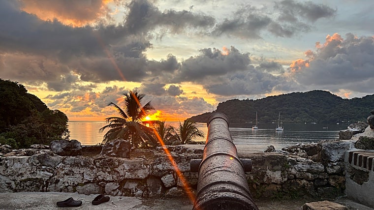 Ruinas de las fortificaciones coloniales de Portobelo (Panamá) a la orilla de su bahía caribeña. Este tranquilo puerto natural, descubierto por Colón en 1502, fue en los siglos XVI-XVII uno de los enclaves más importantes del Imperio español: por aquí pasaba la plata del Perú camino a Sevilla, protegida por cañones como el de la imagen
