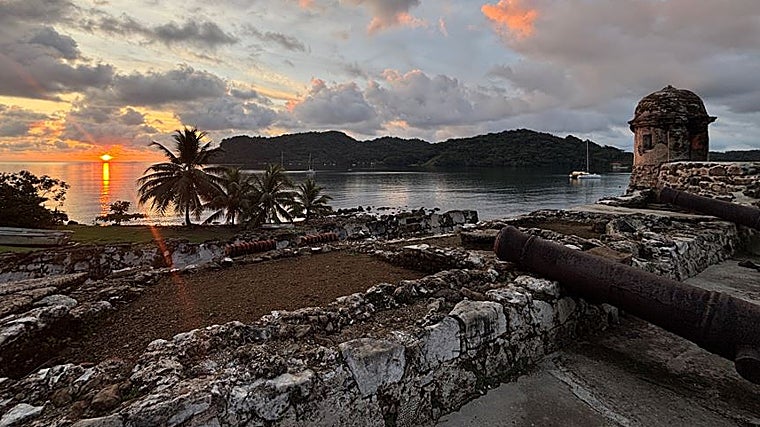 Castillo de Portobelo en Panamá en su bahía natural, enclave de llegada y partida de la Flota de Indias