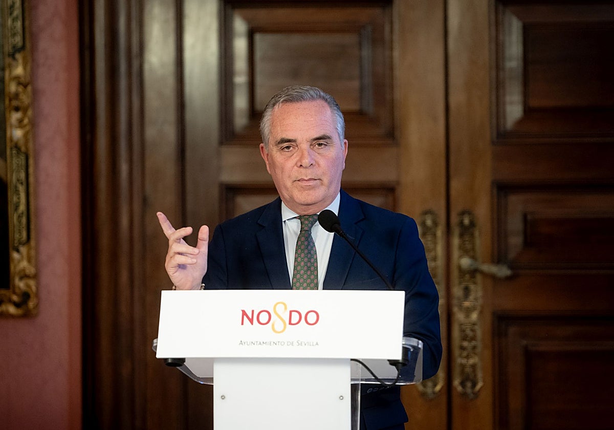 El portavoz del gobierno de José Luis Sanz, Juan Bueno, en una rueda de prensa