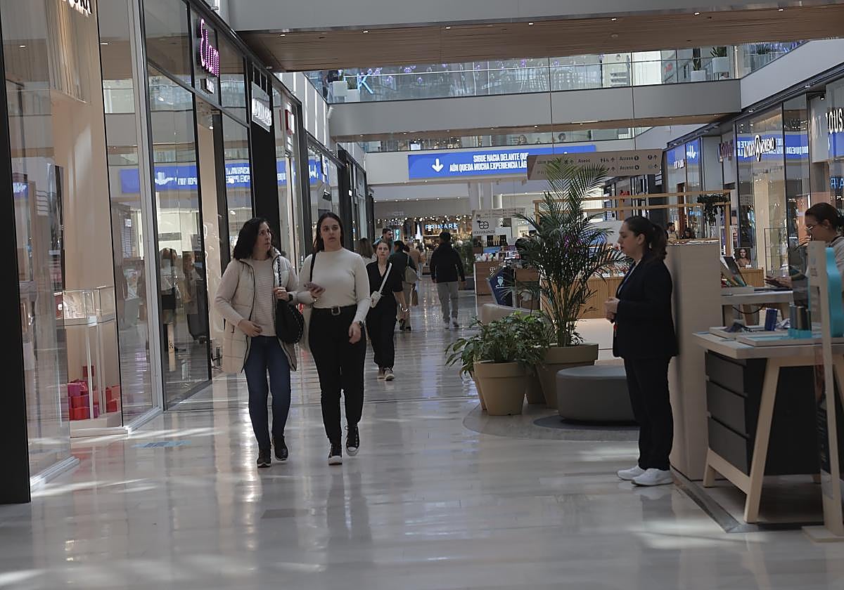 Interior del centro comercial Lagoh de Sevilla