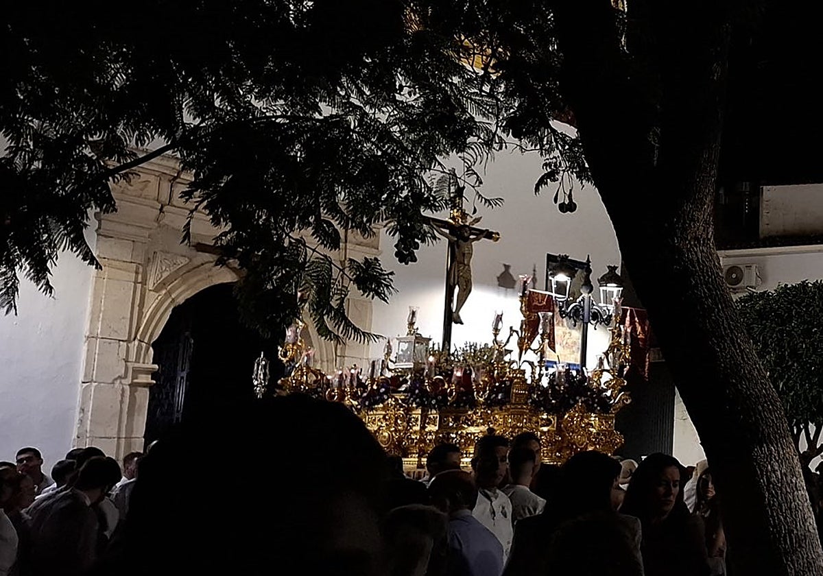 El Cristo del Crucero de Almadén sobre su paso procesional