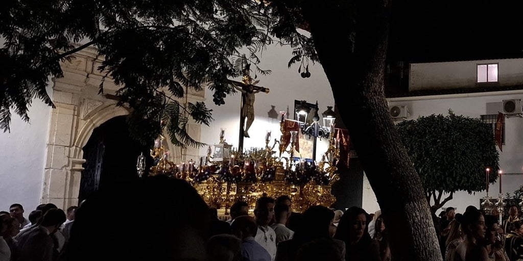 Herido grave el cohetero del Cristo del Crucero de Almadén de la Plata al estallarle todo el material pirotécnico