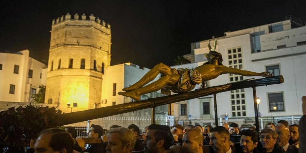 Dos salidas extraordinarias y tres procesiones de gloria recorren Sevilla este sábado