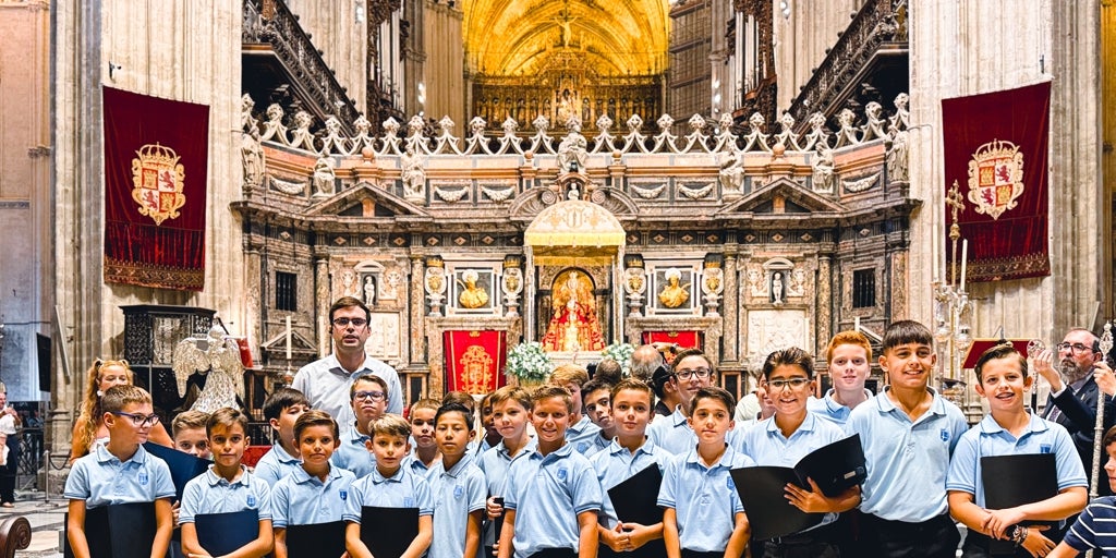 El Coro del Colegio Altair participa en la procesión extraordinaria del 50.º aniversario de la Hermandad de la Anunciación